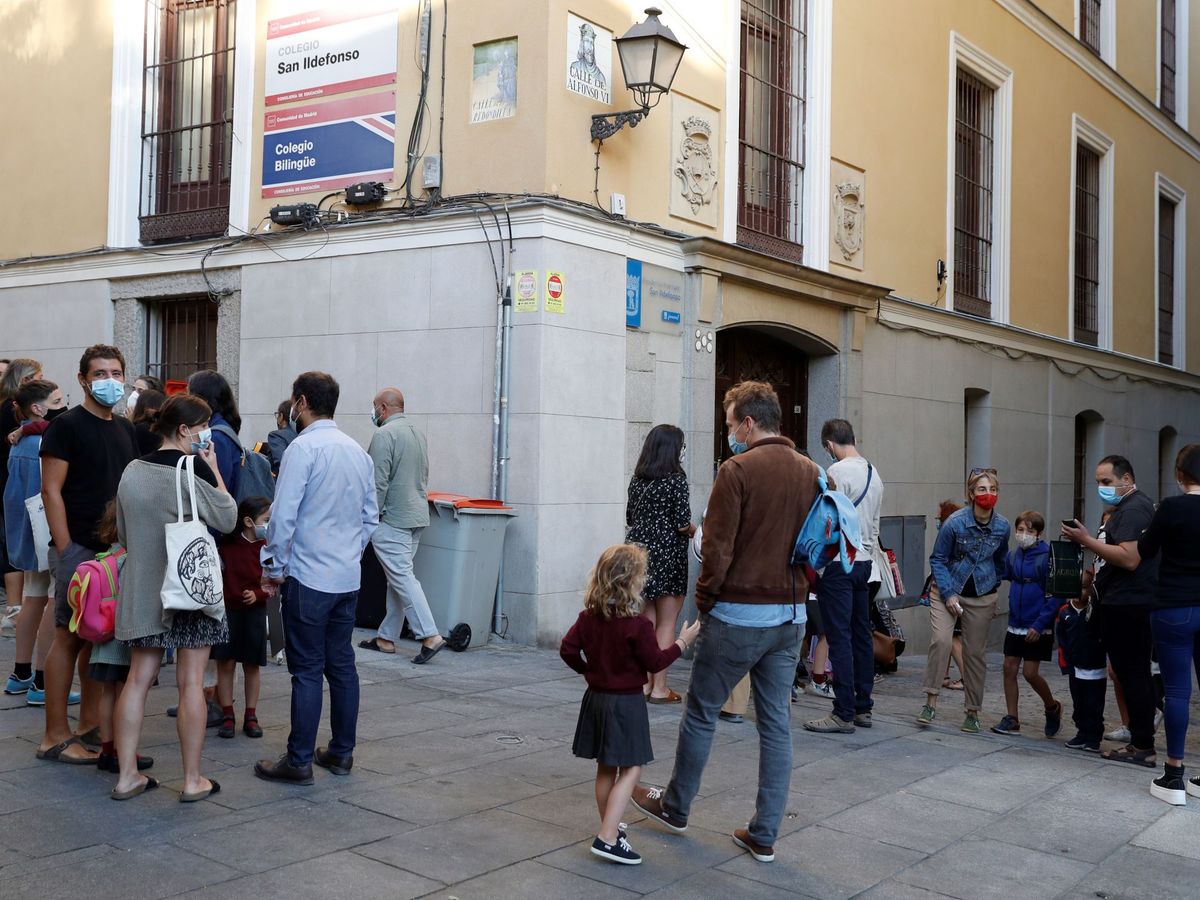 Foto: Acceso a un colegio en la Comunidad de Madrid. (EFE/J.J. Guillén)