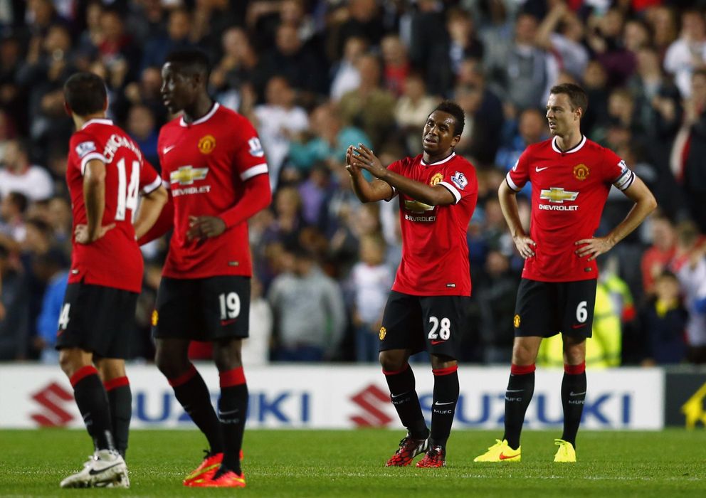 Foto: Los jugadores del Manchester United tras recibir la goleada (Reuters).