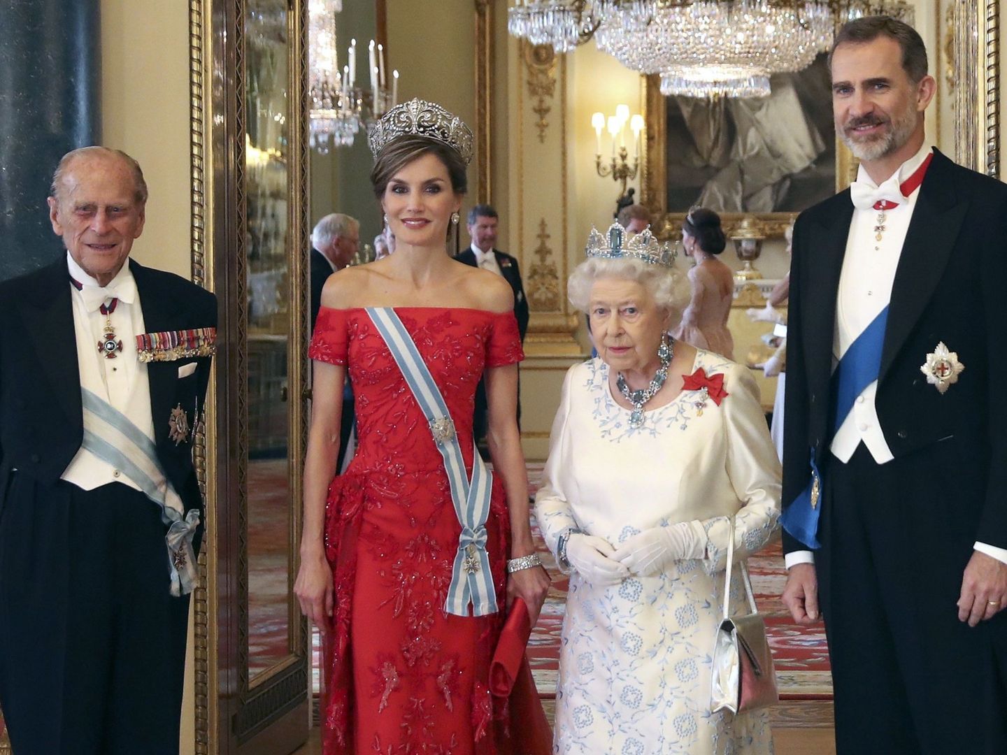 El duque de Edimburgo y la reina Isabel II, junto a Felipe VI y Letizia en la cena de gala celebrada en Londres en 2017. (EFE/Ballesteros)