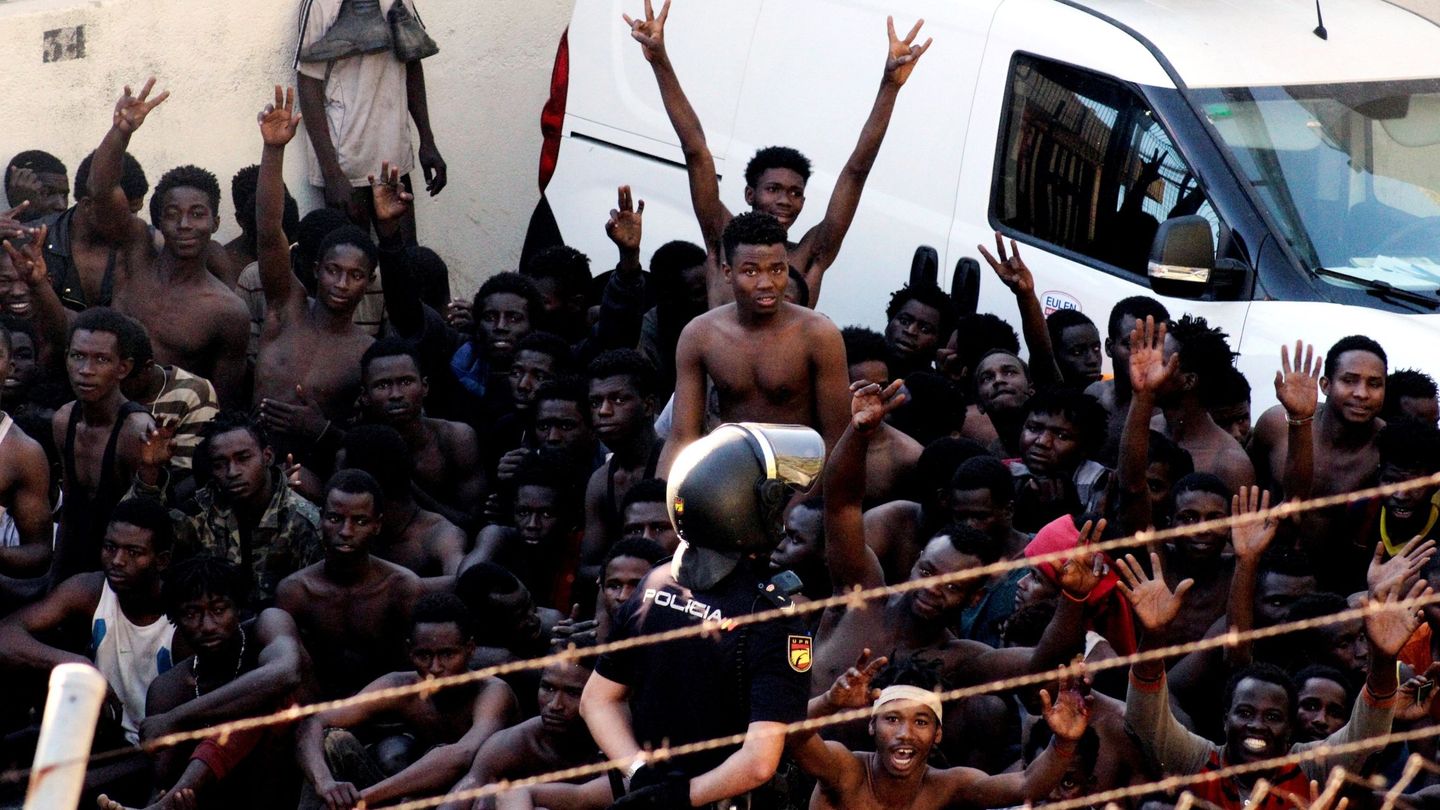 Unos 400 inmigrantes subsaharianos lograron acceder a Ceuta, hace unos días, tras un salto masivo de la valla fronteriza. (EFE)
