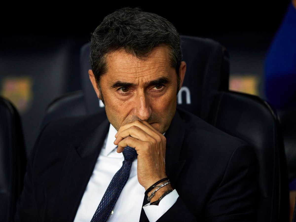 Foto: Ernesto Valverde sentado en el banquillo del Camp Nou. (EFE)