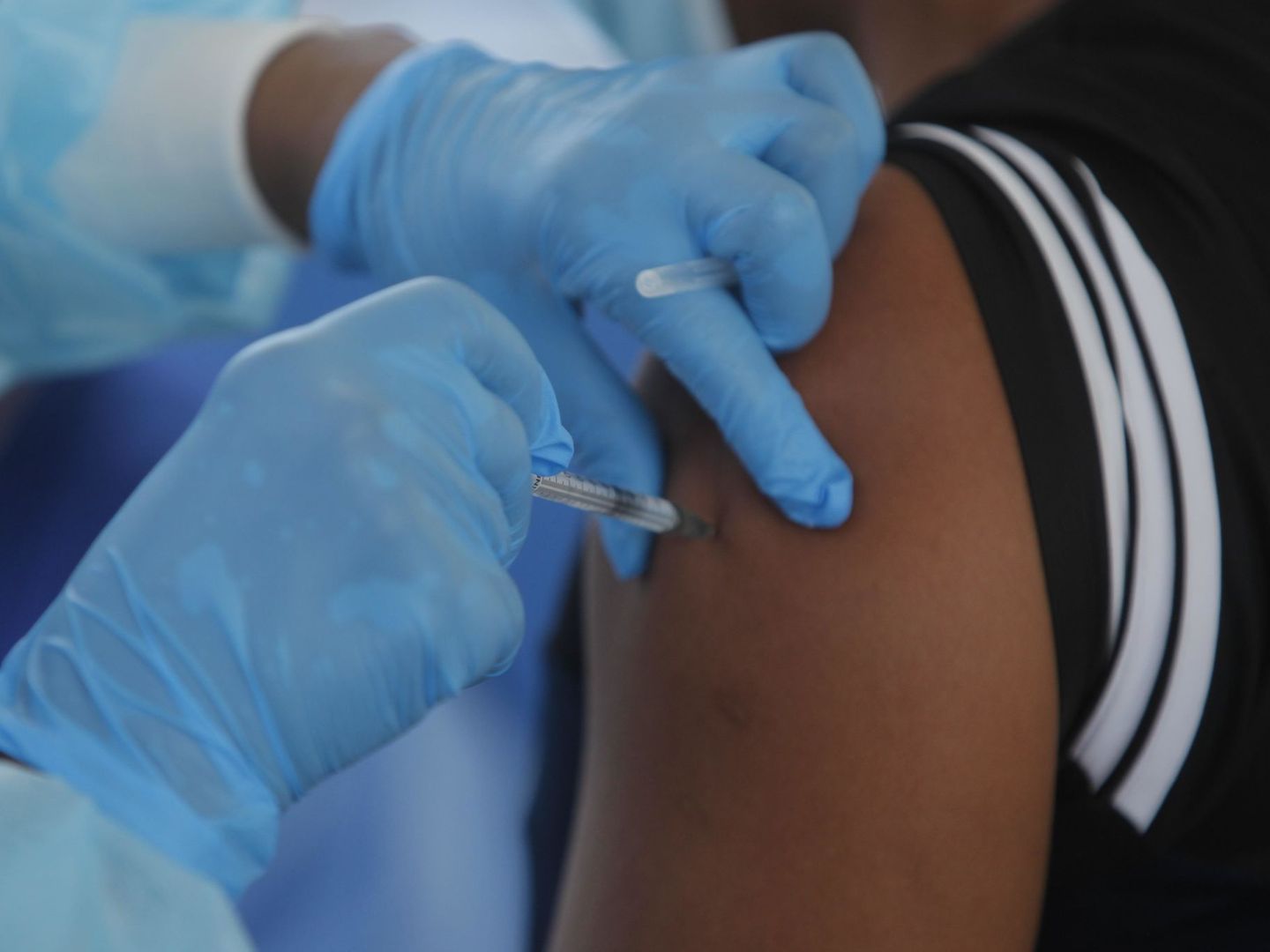 Una persona recibe una dosis de la vacuna Pfizer. (EFE)