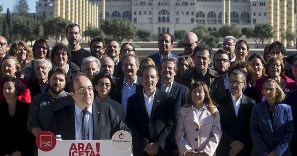 Foto: Miquel Iceta, rodeado de los candidatos en la lista por Barcelona, este 12 de noviembre en la plaza Europa de la capital catalana. (EFE)