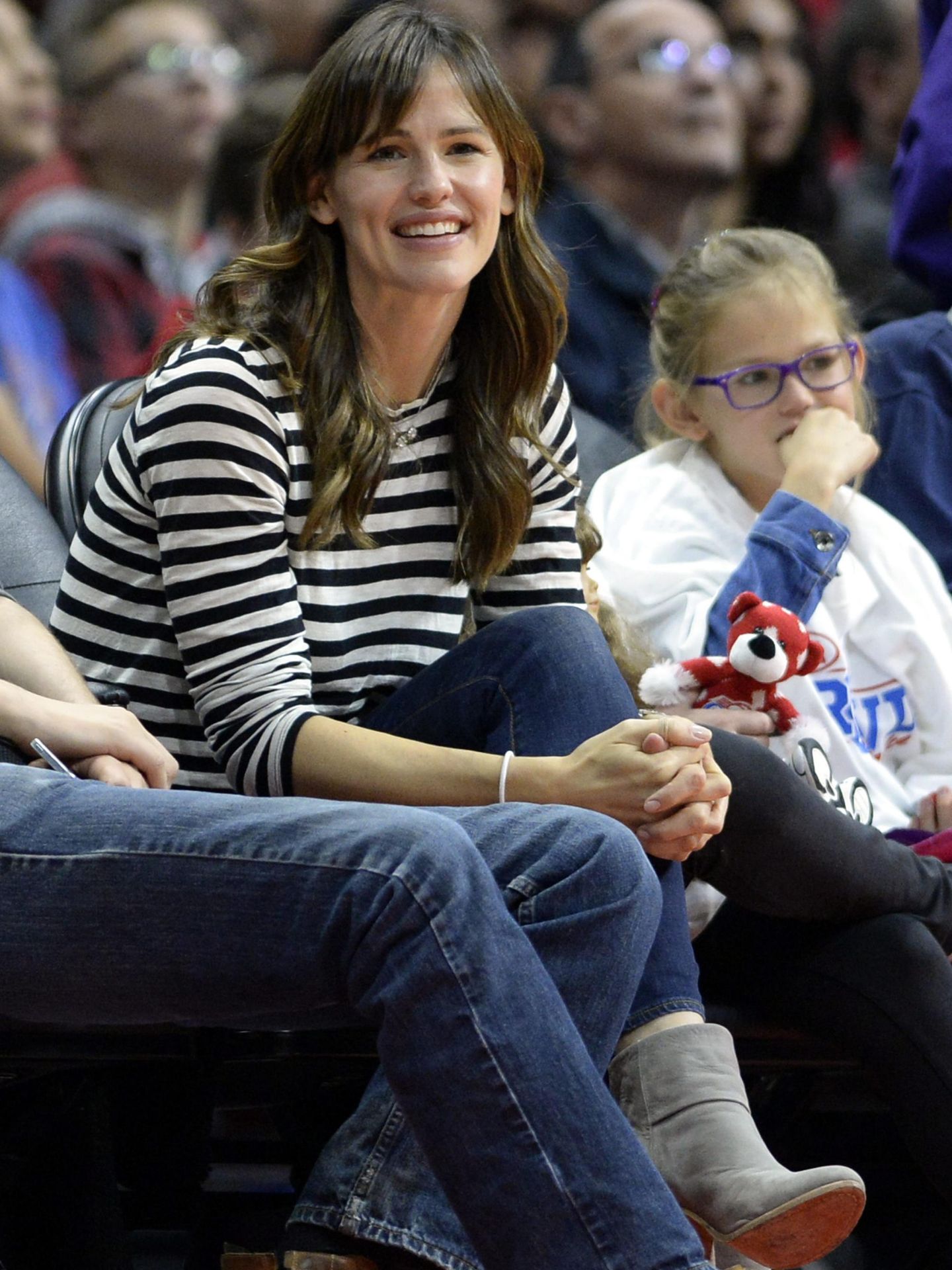 Jennifer Garner y su hija Violet en un partido de la NBA en 2015. (EFE/Michael Nelson)