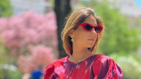 Lourdes Montes con vestido fluido y cuñas lilas: cómo ir cómoda y elegante a una comunión