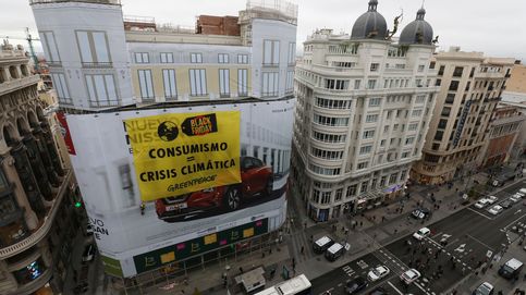 Greenpeace se encarama en Gran Vía contra el Black Friday, la fiesta del consumismo