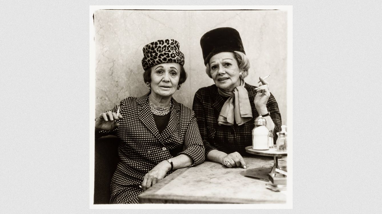 Foto: Two ladies at the automat, N.Y.C. 1966 © The Estate of Diane Arbus Collection Maja Hoffmann / LUMA Foundation