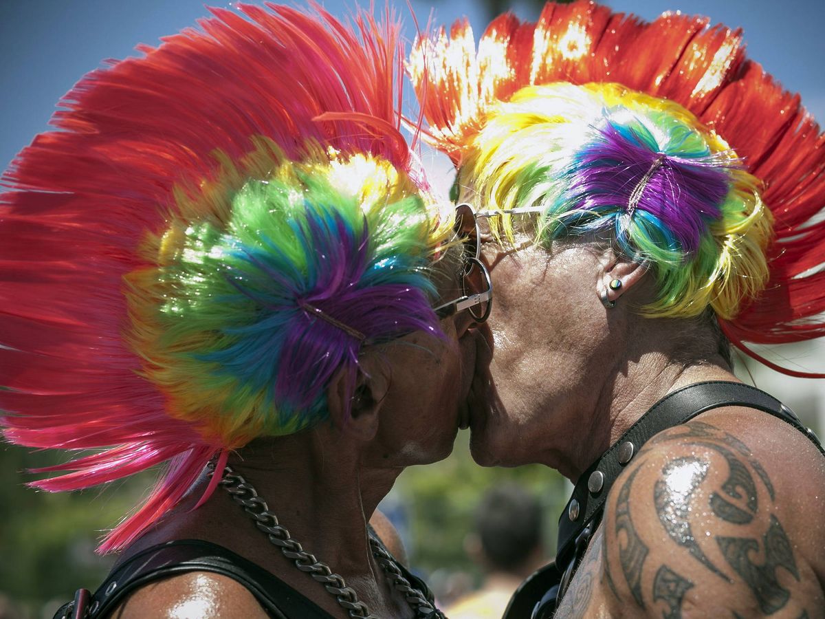 Foto: Beso en unas fiestas del Orgullo. (EFE/Ángel Medina G.)