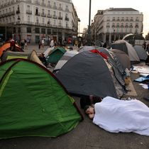 Foto: Varias personas acampan en la Puerta del Sol para pedir una solución a la crisis de la vivienda, en Madrid el 27 de septiembre. (Reuters/Susana Vera) 