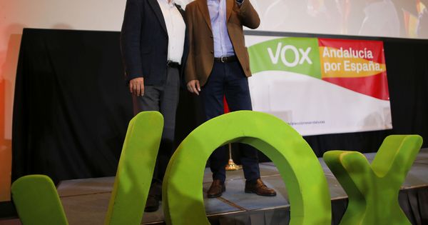 Foto: El presidente de Vox, Santiago Abascal (d), y Francisco Serrano. (Reuters)