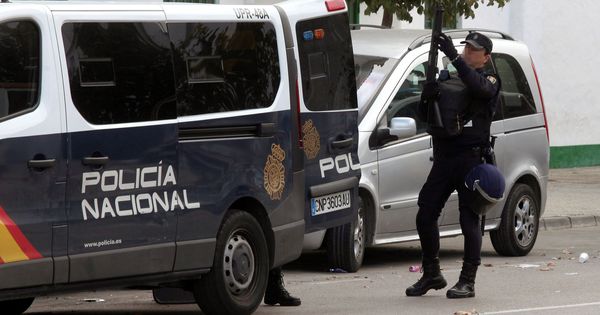 Foto: Un agente de las fuerzas de seguridad en Algeciras. (EFE)