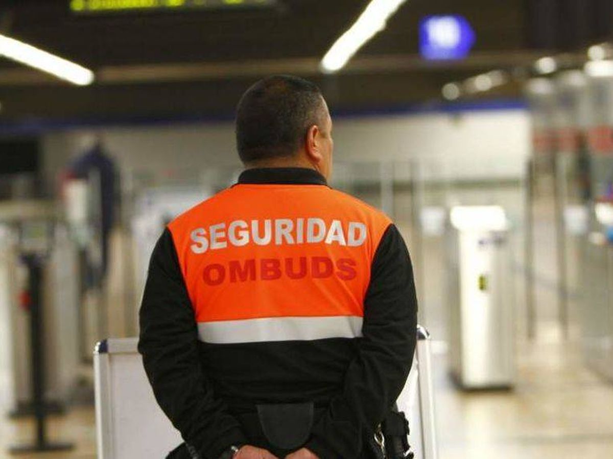 Foto: Un vigilante de seguridad del metro de Madrid de la empresa Ombuds.