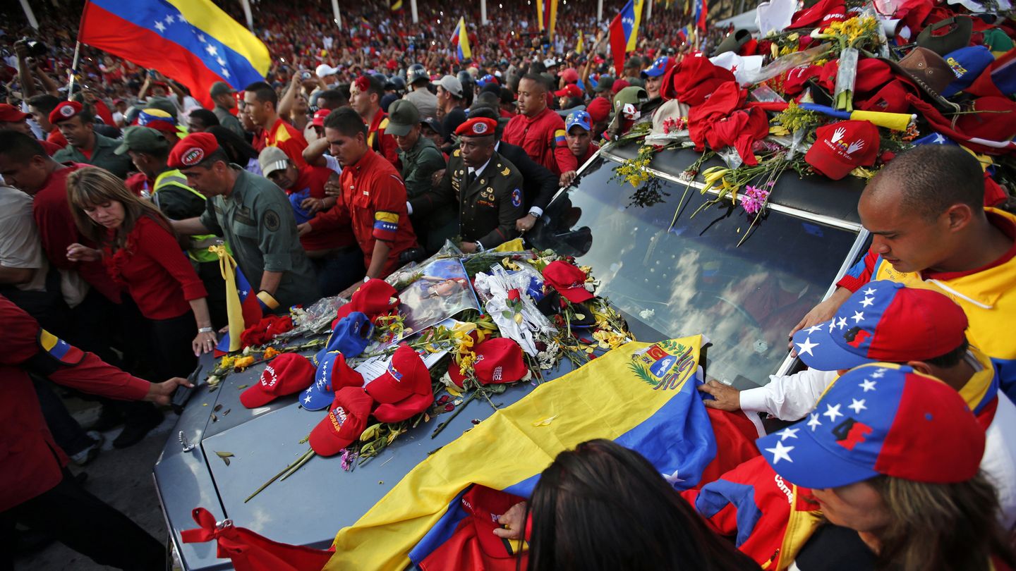 La multitud despide a Hugo Chávez al paso de su coche fúnebre (Reuters).