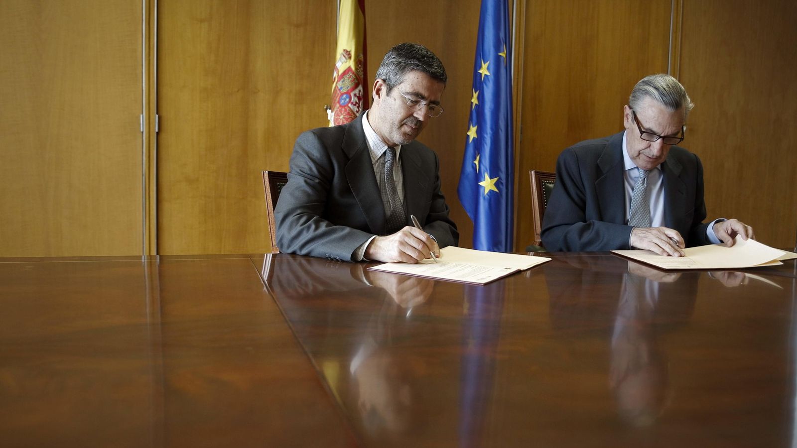 Foto: El exsecretario de Estado de Economía, Fernando Jiménez Latorre (i), y el presidente de la CNMC, José María Marín Quemada. (EFE)