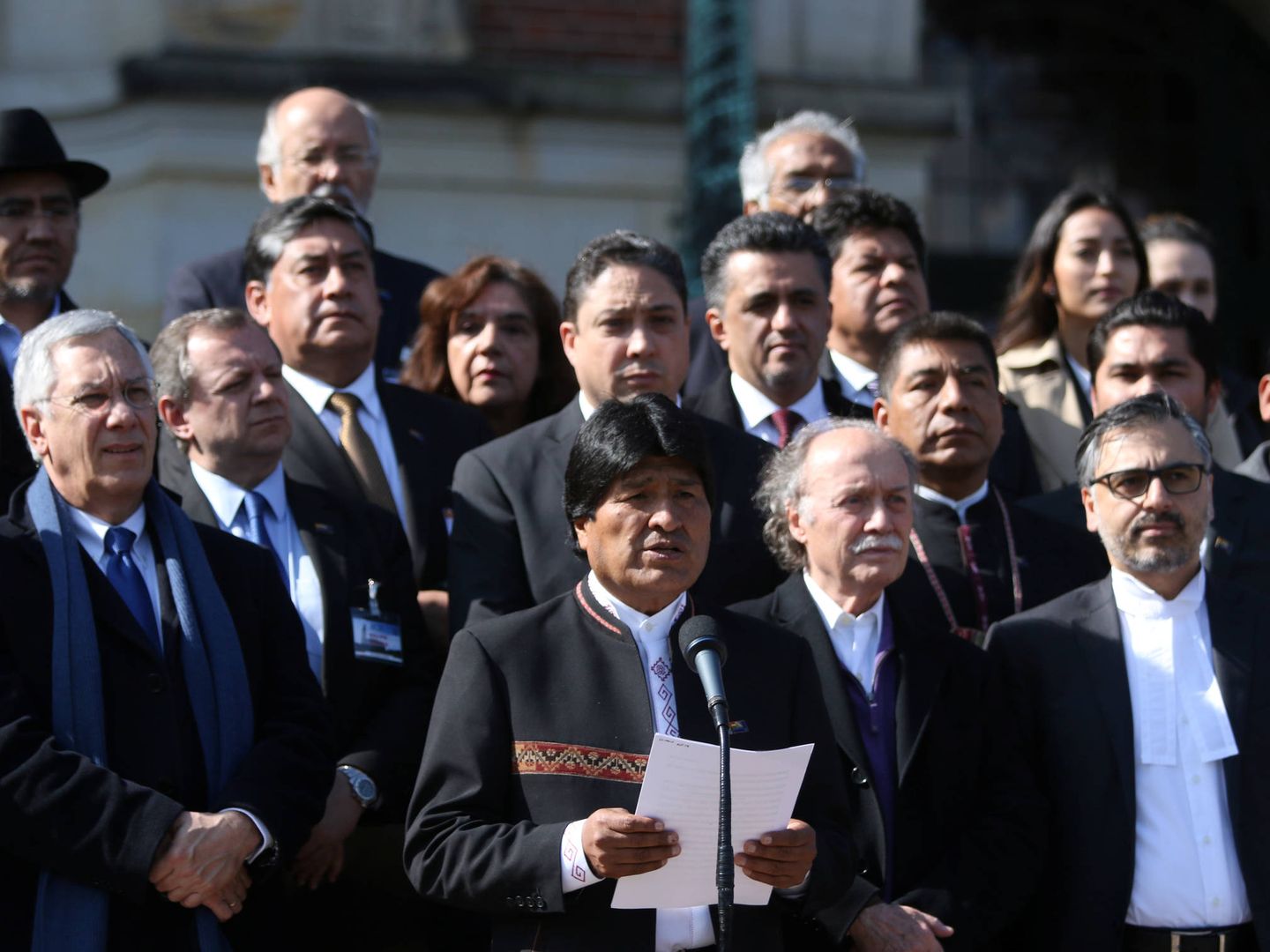 Evo Morales acompañado de su equipo legal durante una comparecencia en La Haya. (Reuters)