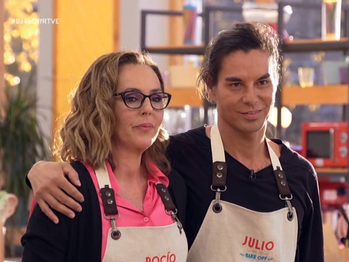 Foto: Rocío Carrasco y Julio José Iglesias se juegan la expulsión en 'Bake off'. (RTVE)