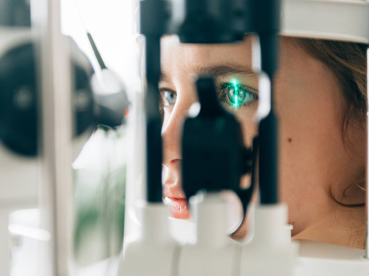 Foto: Un oftalmólogo realiza pruebas oculares a una mujer. (iStock)