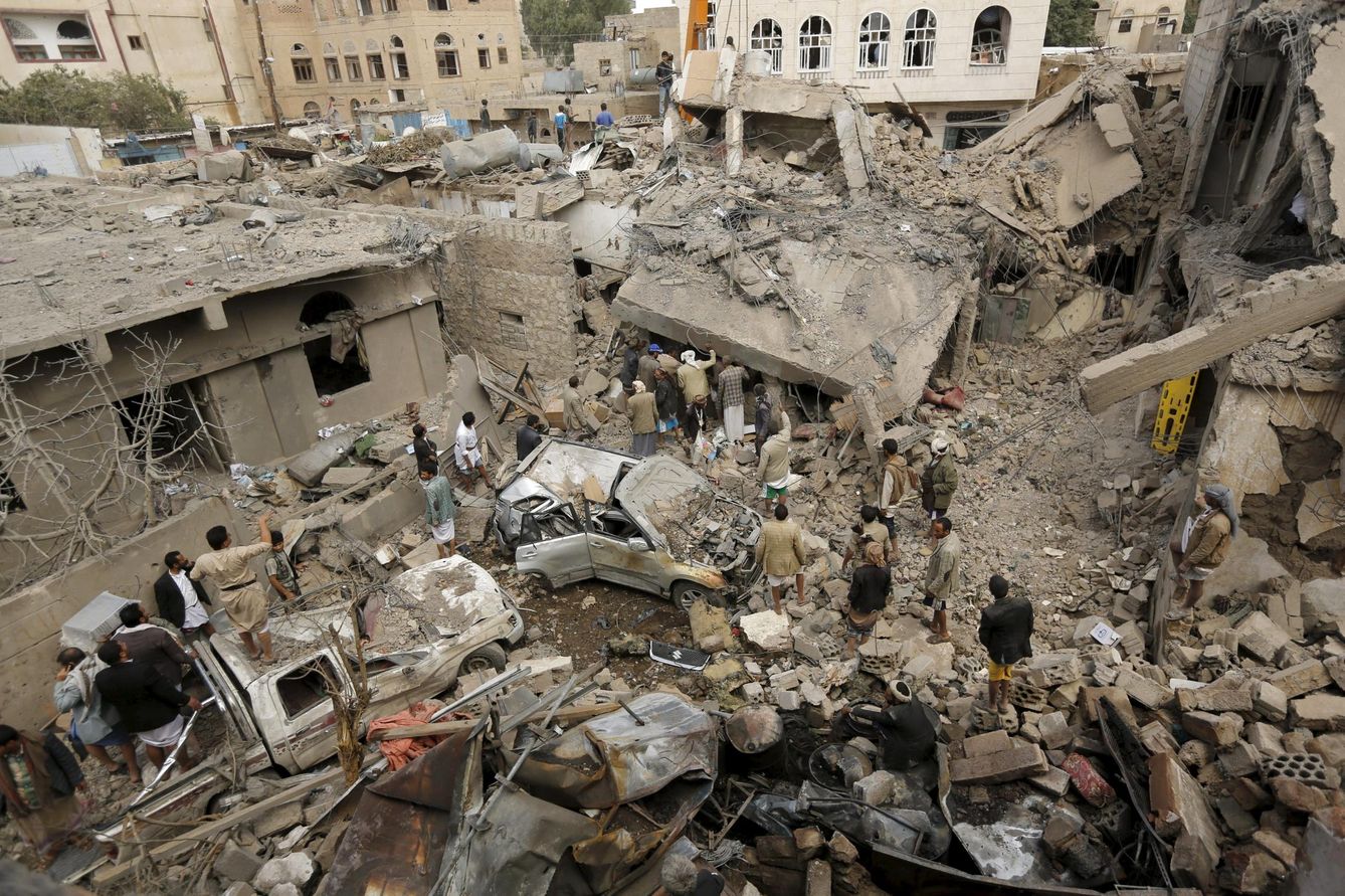 Restos de un bombardeo aéreo saudí en Saná, en septiembre de 2015. (Reuters)