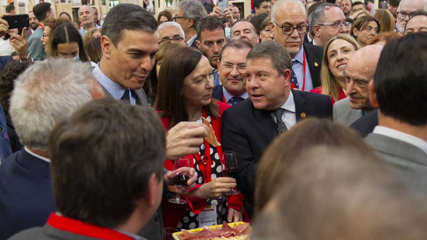 Sánchez, junto al presidente de Castilla-La Mancha, Emiliano García-Page. (EFE)