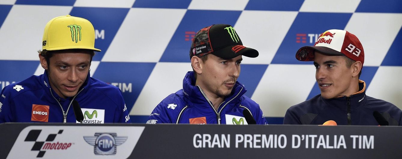 Foto: Rossi, Lorenzo y Márquez, durante una rueda de prensa celebrada en el circuito de Mugello. (EFE) 