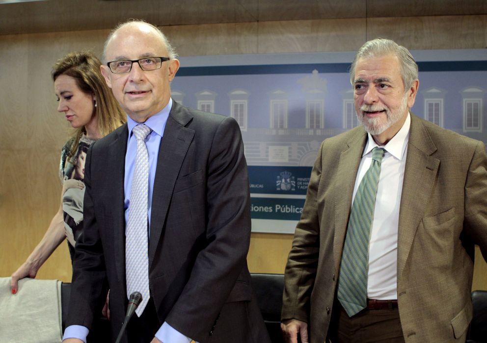 Foto: - El ministro de Hacienda, Cristóbal Montoro (c), acompañado por el secretario de Estado de Administraciones Públicas, Antonio Beteta (Efe)