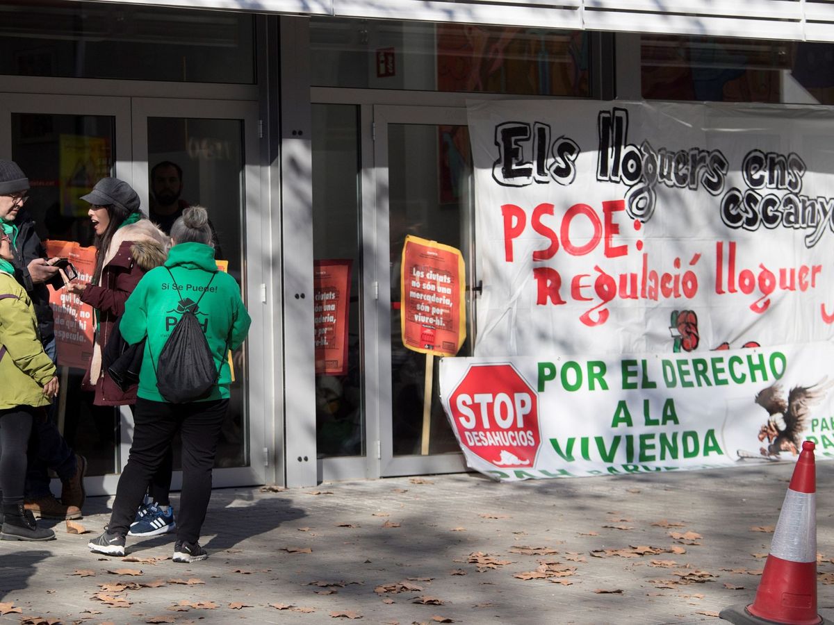 Foto: Protesta de la PAH en la sede del PSC en Barcelona. (EFE)