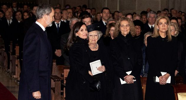 Los reyes Felipe y Letizia y las infantas Elena y Cristina, en el funeral de la infanta Pilar. (EFE/Emilio Naranjo)