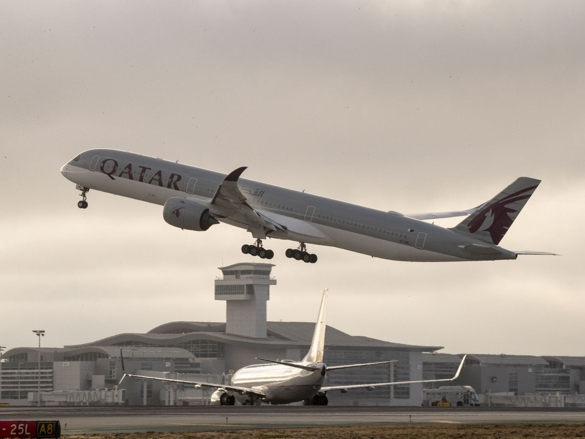 Foto: Qatar Airways, elegida la mejor aerolínea del mundo en 2022 (EFE EPA/Etienne Laurent)