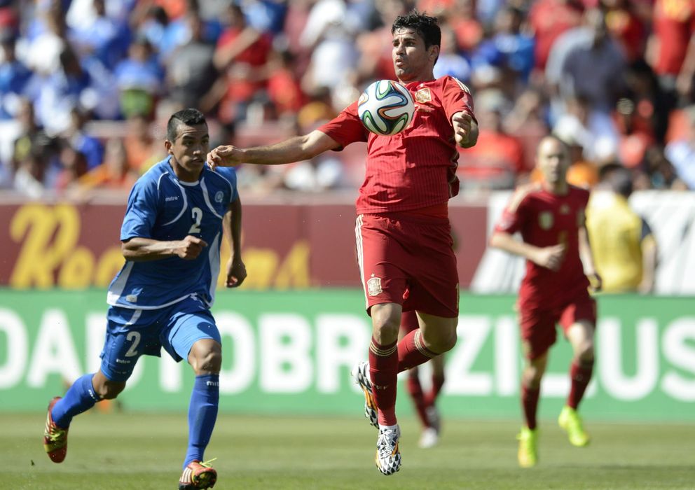 Foto: Diego Costa controla con el pecho durante el amistoso ante El Salvador. (Efe)