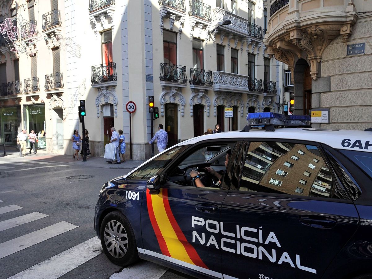 Foto: Un vehículo de la Policía Nacional en Madrid, en una imagen de archivo. (EFE/Rodrigo Jiménez)