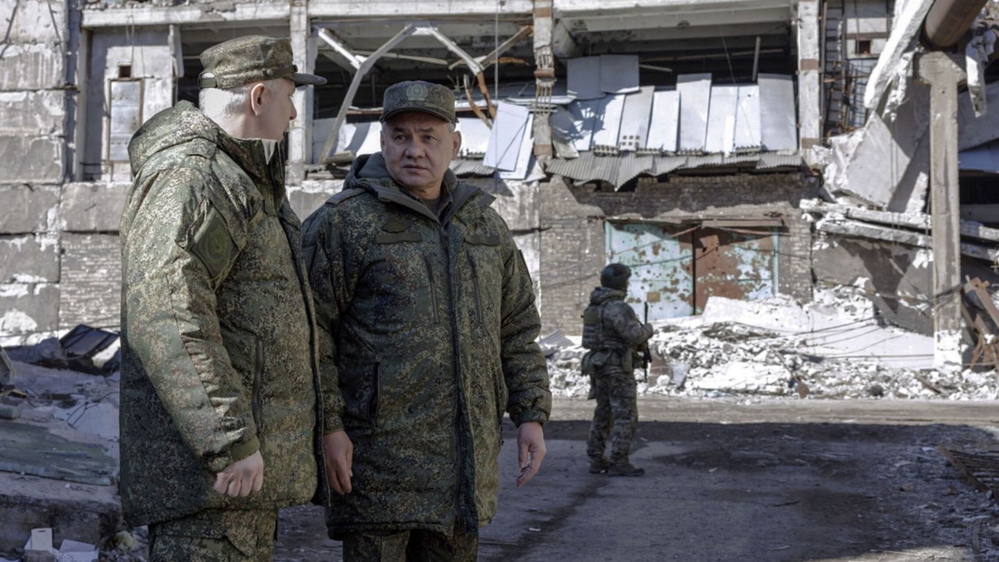 Undisclosed (Ukraine), 04 03 2023.- A handout image provided by the Russian Defence Ministry's press service shows Russian Minister of Defence Sergei Shoigu (C) and Commander of Russia's Eastern military district General Rustam Muradov (L) during his inspection of the positions of Russian troops, at an undisclosed location in Ukraine, 04 March 2023. Russia'Äôs Defense Ministry said that Shoigu inspected the forward command post of a unit of the 'Vostok' forces in the south Donetsk direction, working in the zone of the 'Äòspecial military operation'Äô, adding that the chief of defense'Äô visit focused on the organization of comprehensive support for troops, including conditions for the safe deployment of personnel, as well as the inspection of work of medical and rear units. (Rusia, Ucrania) EFE EPA RUSSIAN DEFENCE MINISTRY PRESS SERVICE HANDOUT HANDOUT EDITORIAL USE ONLY NO SALES 
