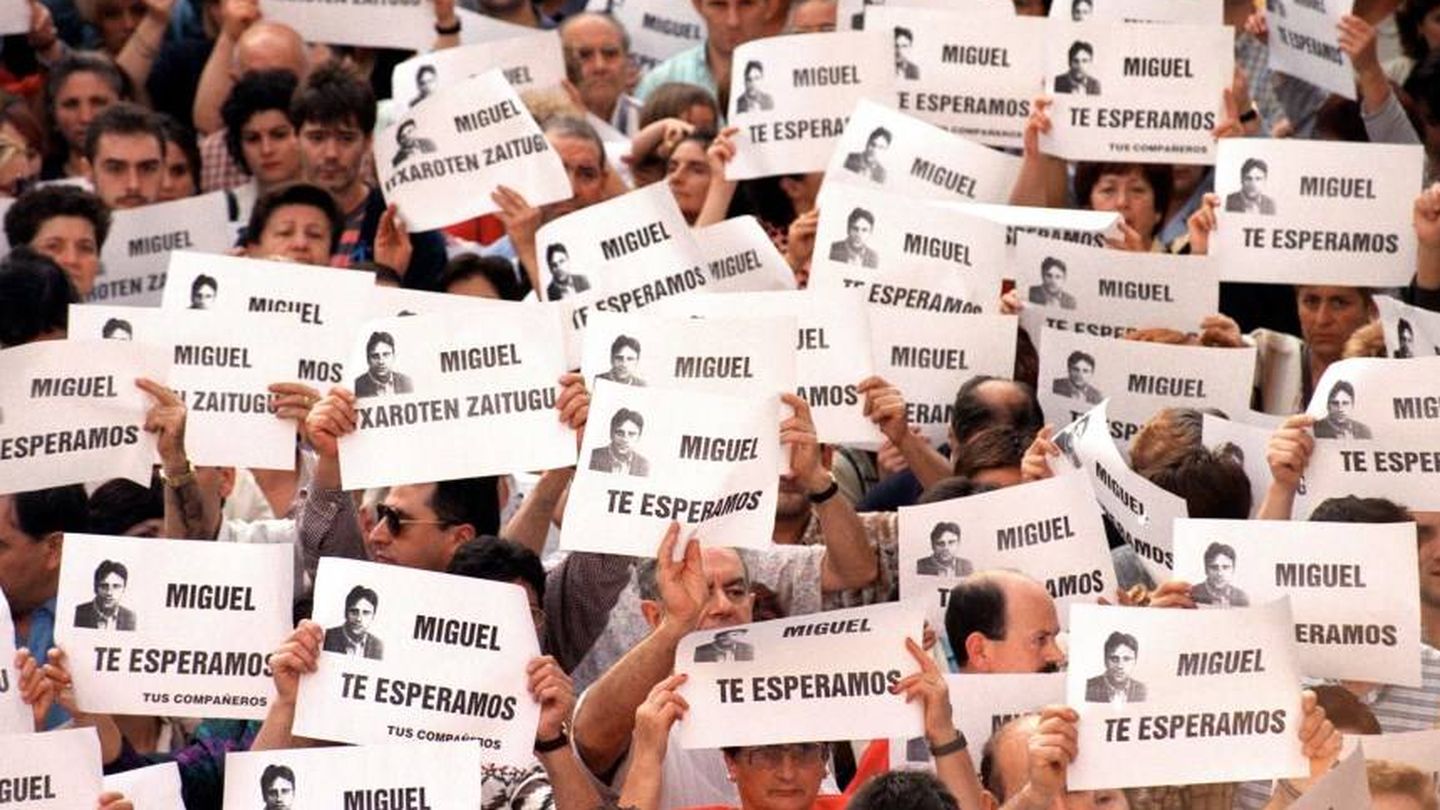 Numerosos ciudadanos portan carteles con el lema 'Miguel, te esperamos' en castellano y en euskera. (Fundación Miguel Ángel Blanco)