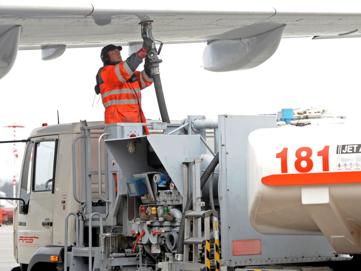Foto: Un trabajador del aeropuerto de Hamburgo en una imagen de archivo. (Reuters/Fabian Bimmer)