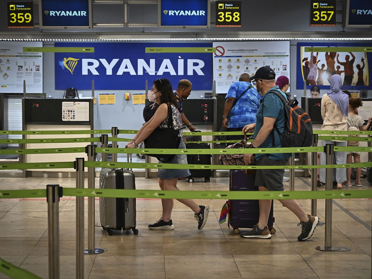 Foto: Una nueva jornada de huelga de los tripulantes de cabina en Ryanair. (EFE/Fernando Villar)