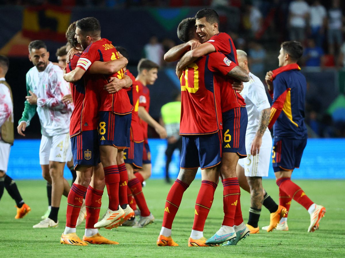 Foto: Los jugadores de España celebran el pase a la final de la Nations League tras ganar a Italia (REUTERS/Wolfgang Rattay).