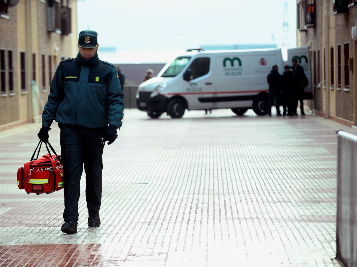 Foto: Un agente de la Guardia Civil en Azuqueca de Henares. (EFE/Ignacio Izquierdo)