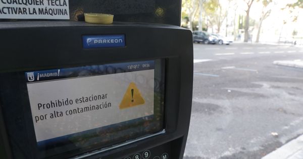 Foto: Detalle del mensaje que puede leerse en un parquímetro de la capital que indica la prohibición de estacionamiento. (EFE) 