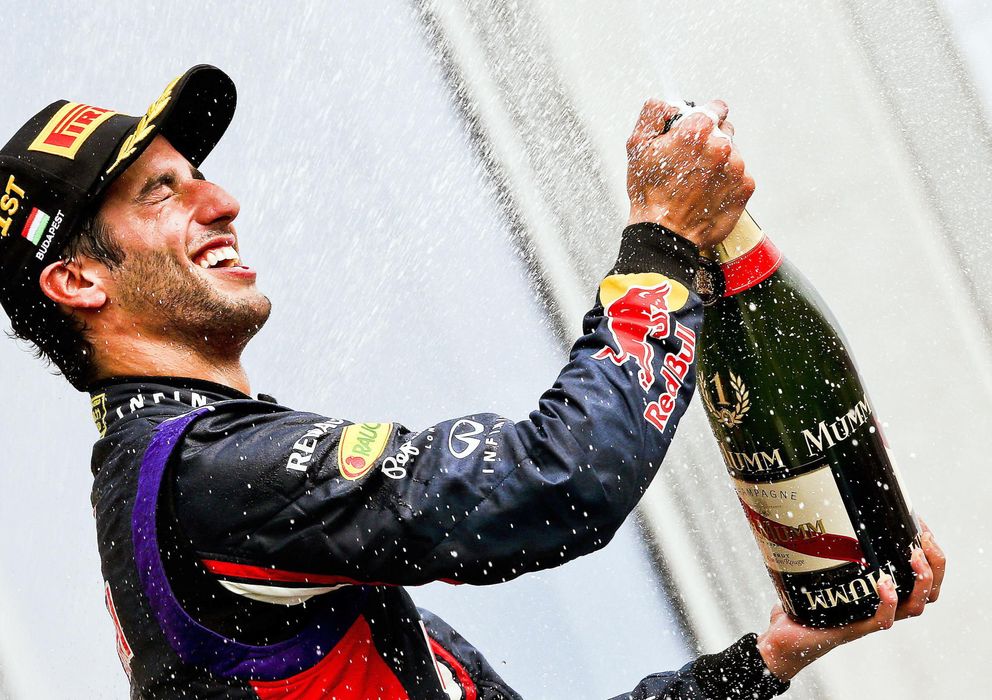 Foto: Daniel Ricciardo celebra su triunfo en Hungría (Efe).