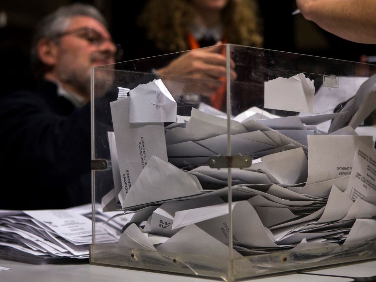 Foto: Los miembros de una mesa electoral participan en el recuento de votos. (EFE/Quique García)