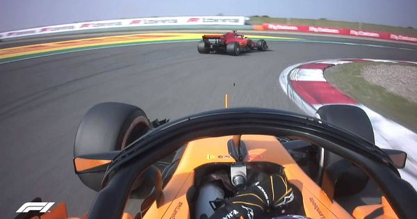 Foto: Alonso adelantó a Vettel en la penúltima vuelta. (Twitter.com/F1)
