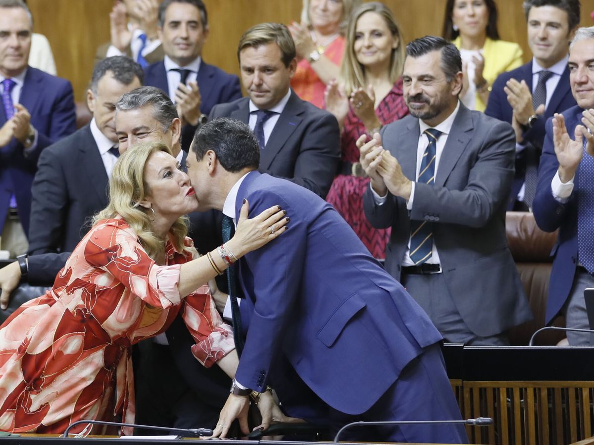 Foto: Juanma Moreno felicita a Carolina España, consejera de Hacienda, tras la aprobación de la reforma fiscal. (EFE / José Manuel Vidal)