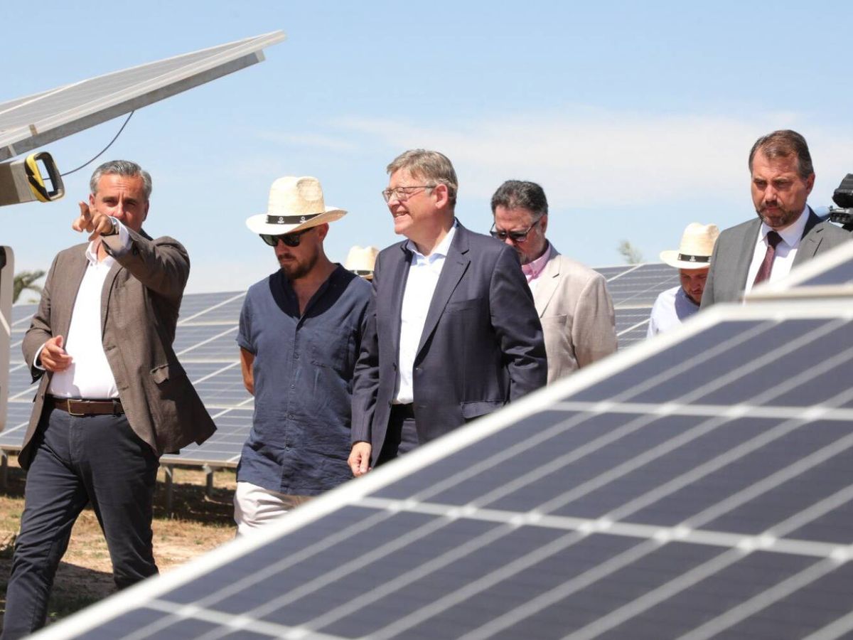 Foto: Ximo Puig, en la inauguración de una planta fotovoltaica en Catral (Alicante). 
