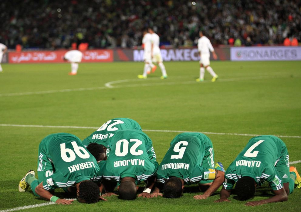 Foto: Los jugadores del Raja Casablanca celebran la victoria y el pase a la final (Reuters).