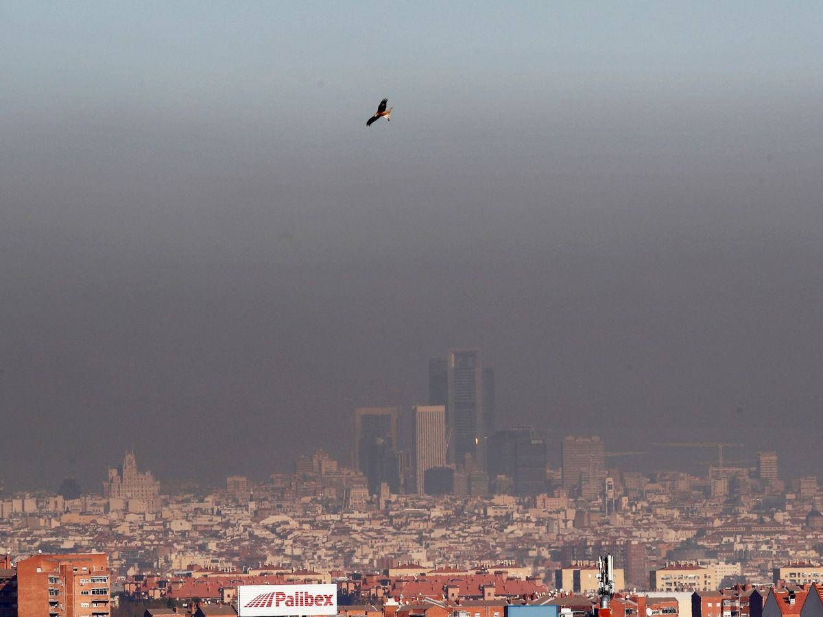 Foto: Capa de contaminación sobre la ciudad de Madrid. (EFE/Juan Carlos Hidalgo)