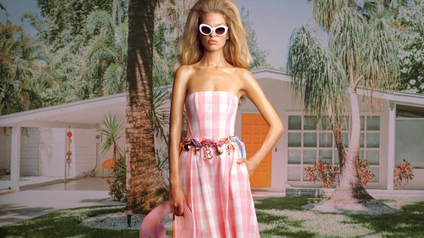 Uno de los vestidos que ha lanzado Zara de su colección Barbie que ha arrasado. (Cortesía)