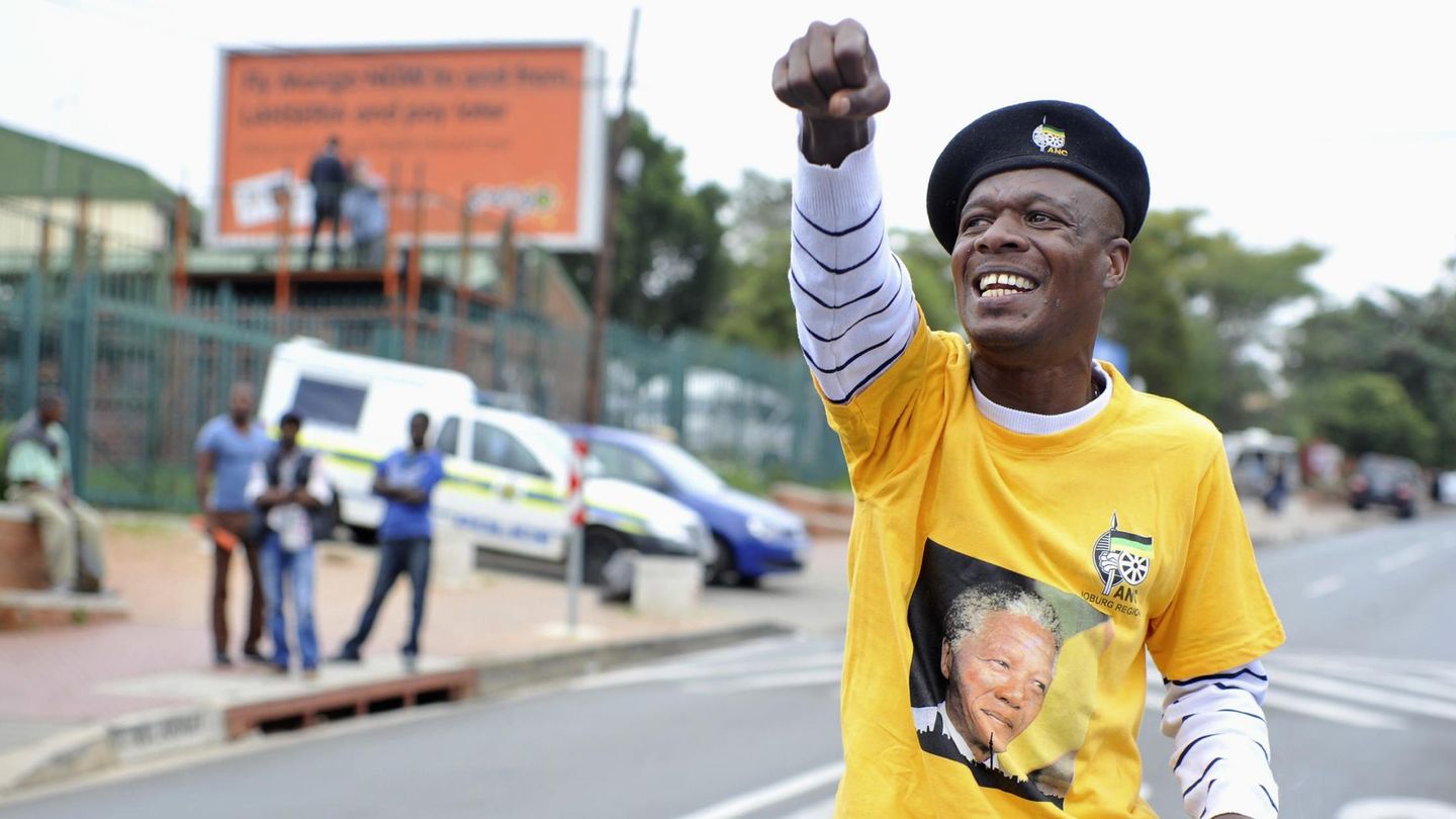 Un hombre con una camiseta con el rostro de Mandela gesticula en Soweto (Reuters). 
