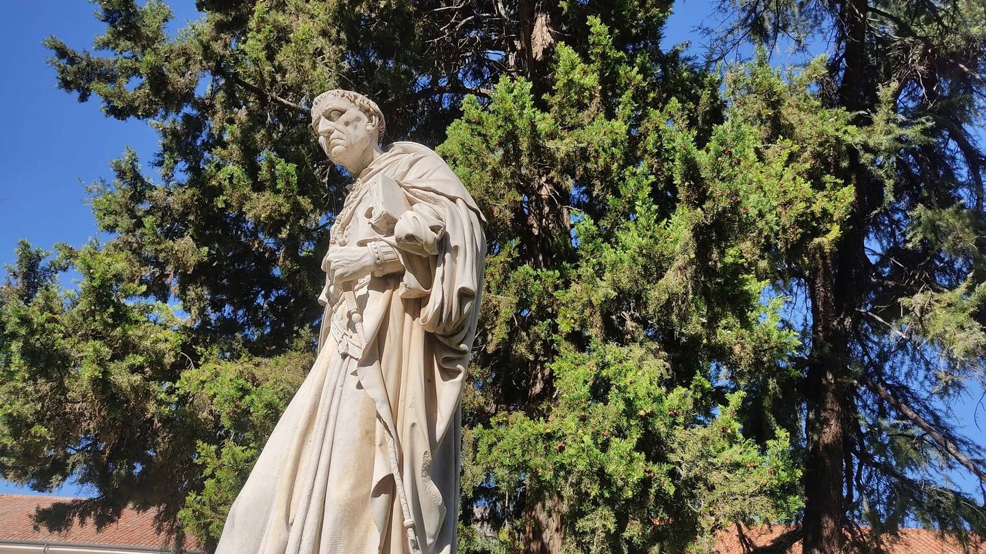 9 Estatua de Cisneros mirando hacia la fachada del Colegio Mayor de San Ildefonso