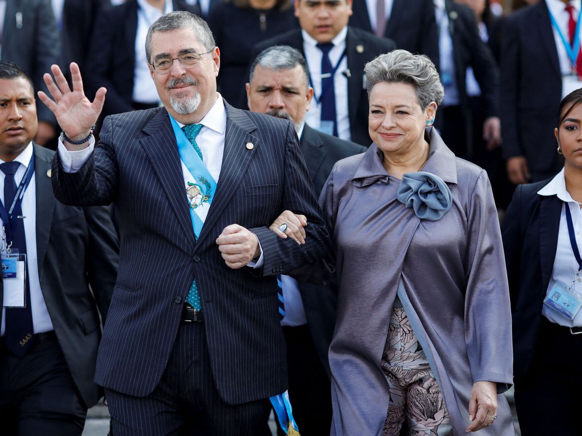 Foto: El presidente de Guatemala junto a su esposa, Lucrecia Peinado. (Reuters/Jose Cabezas)