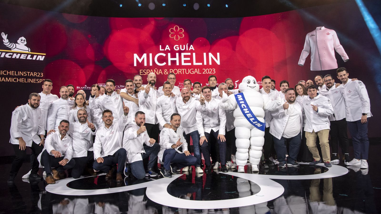 Los cocineros con una estrella Michellin posan durante la Gala de la Guía Michelin 2023. (EFE/Ismael Herrero)