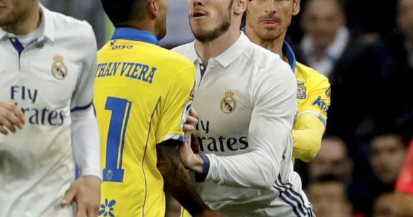 Foto: Bale, empujando a Jonathan Viera.